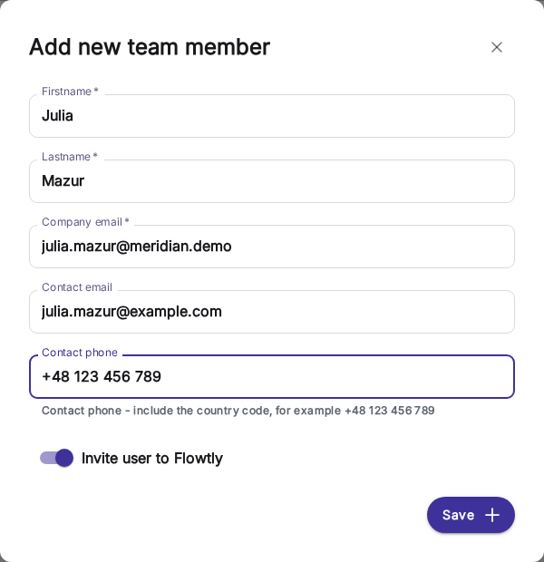 Das Formular zum Anlegen eines neuen Teammitglieds mit Vorname, Nachname, Firmen-E-Mail, Kontakt-E-Mail und Kontakttelefon und eingeschaltetem Schalter, um die Person zu Flowtly einzuladen.