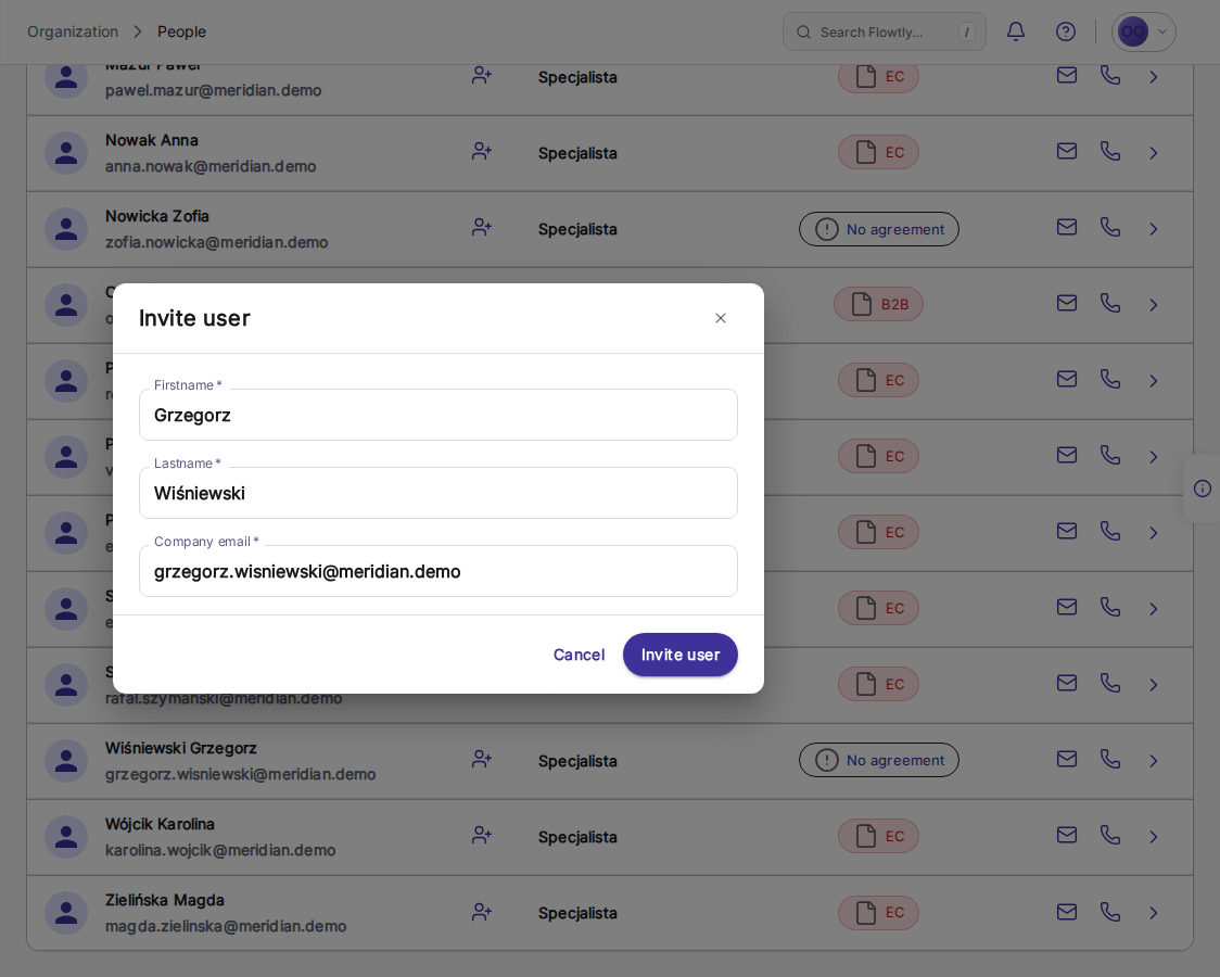 Liste der Teammitglieder mit geöffnetem Dialog Benutzer einladen, der Vorname, Nachname und Firmen-E-Mail zeigt